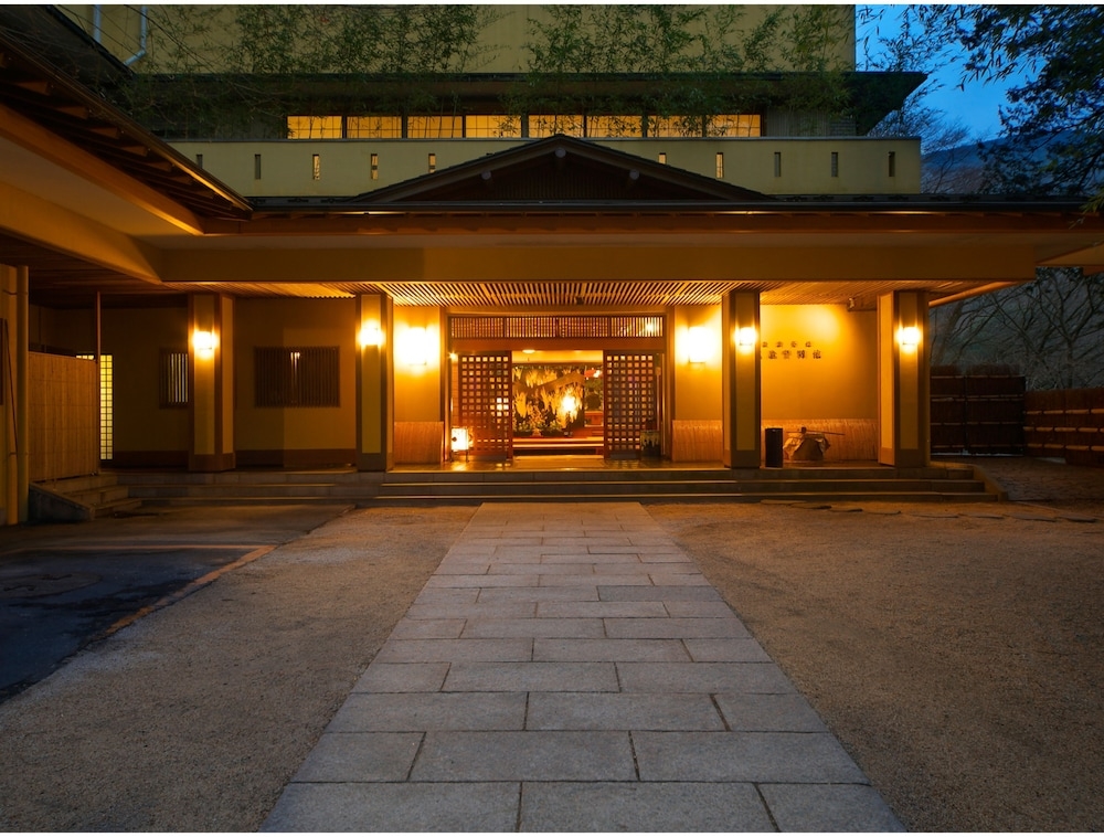 숙박 시설 정면 - 저녁/밤