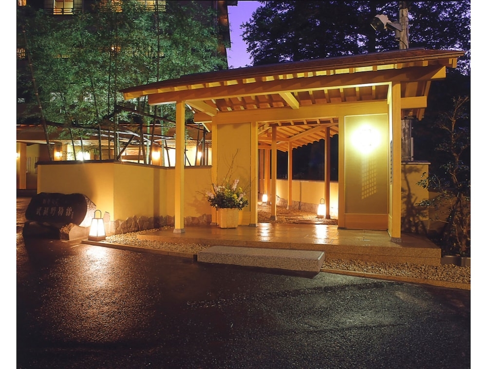 숙박 시설 정면 - 저녁/밤