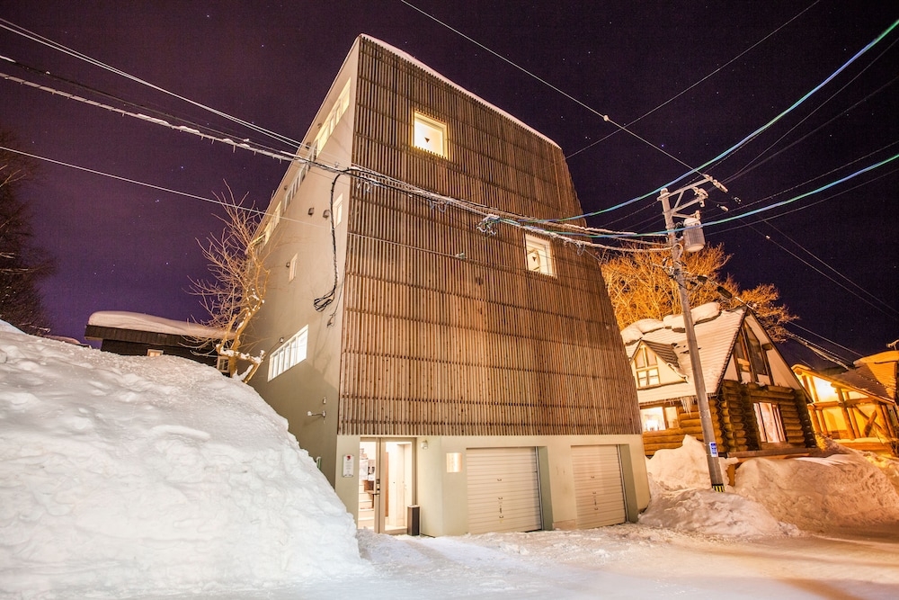 숙박 시설 정면 - 저녁/밤