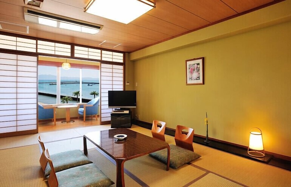 객실 내 식사 공간