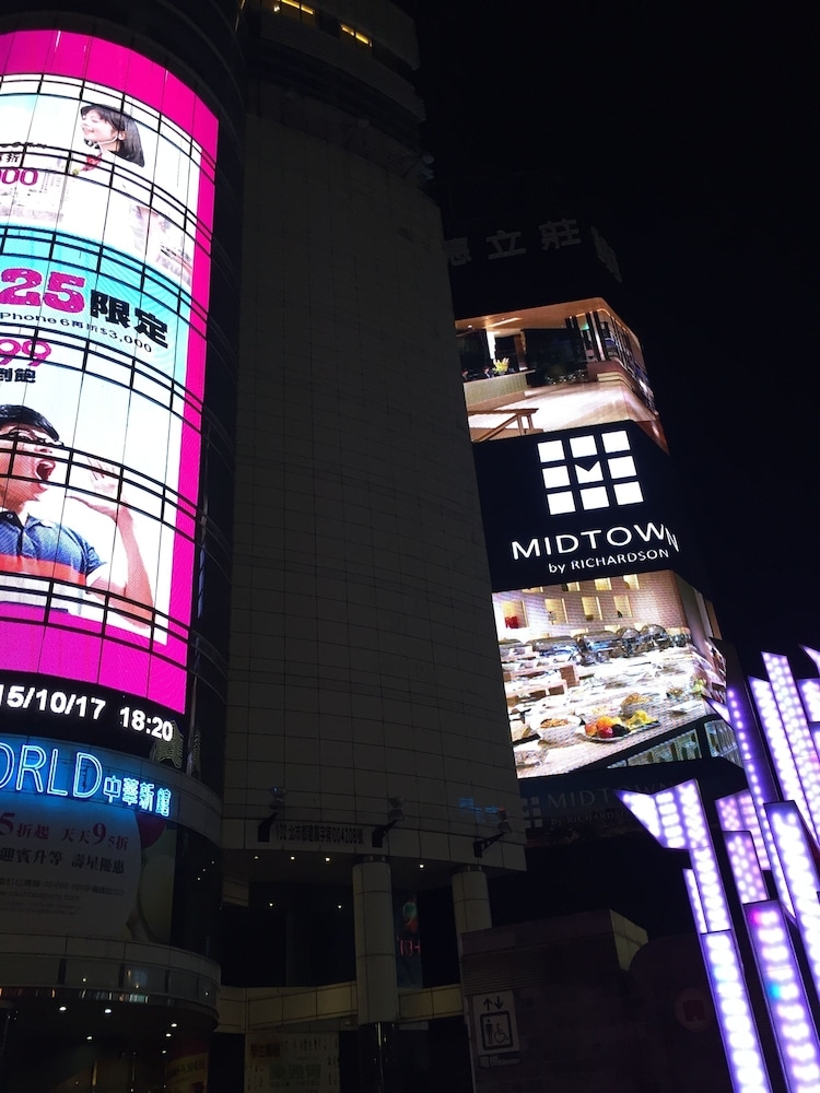 숙박 시설 정면 - 저녁/밤