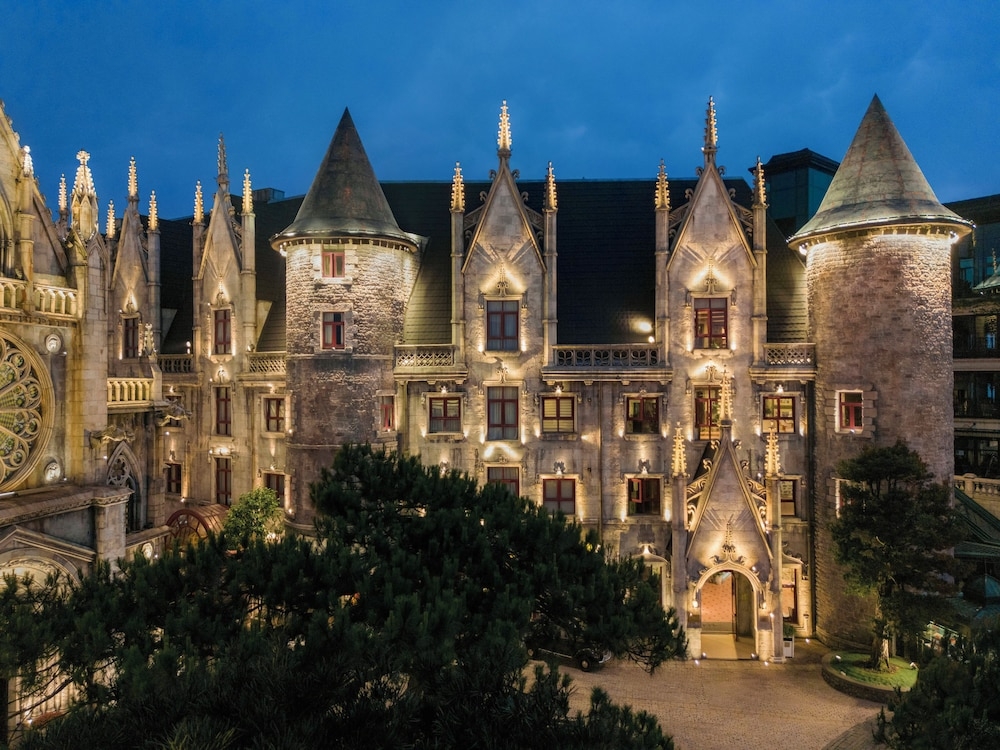 숙박 시설 정면 - 저녁/밤