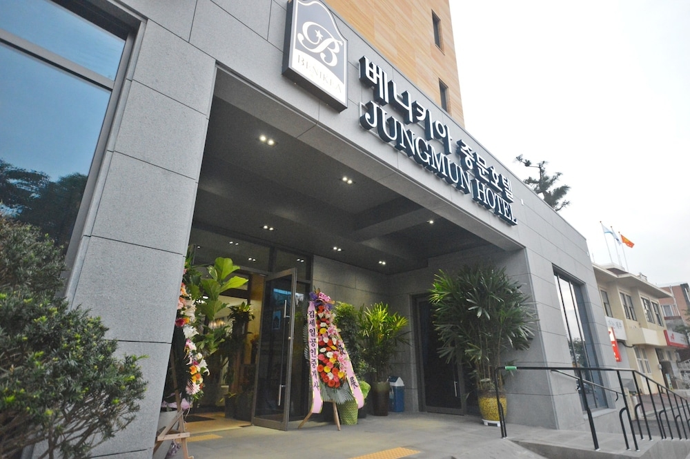 숙박 시설 입구