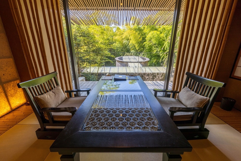 객실 내 식사 공간