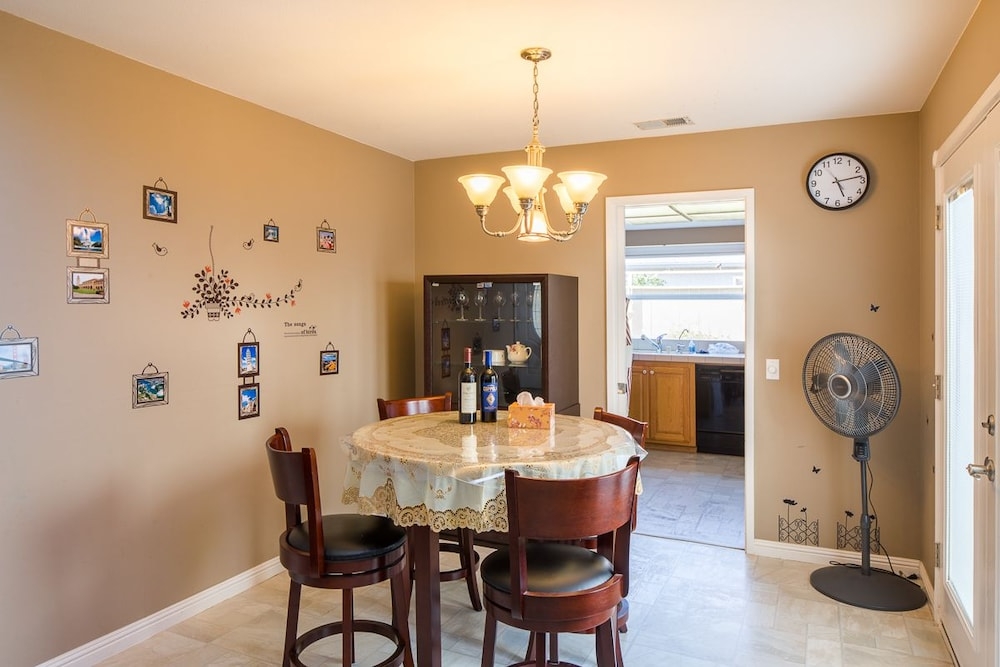 객실 내 식사 공간