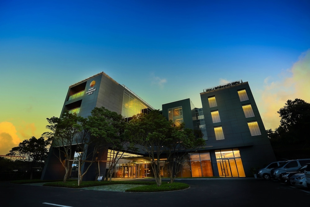 숙박 시설 정면 - 저녁/밤