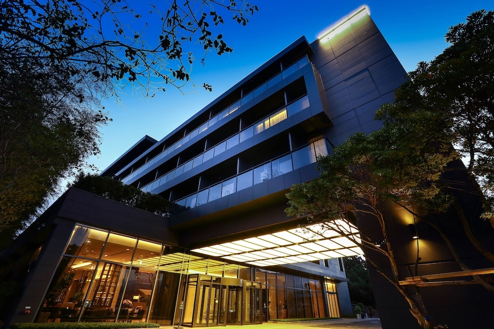 숙박 시설 정면 - 저녁/밤