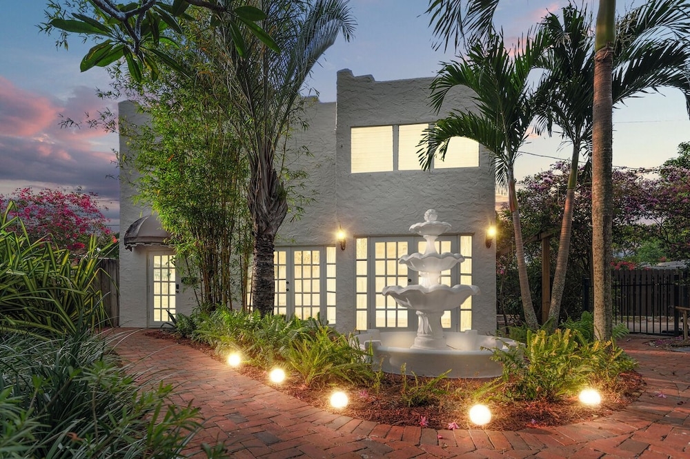 숙박 시설 정면 - 저녁/밤