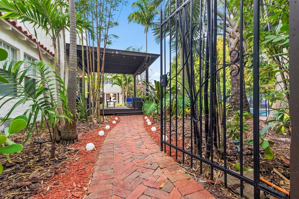 숙박 시설 입구