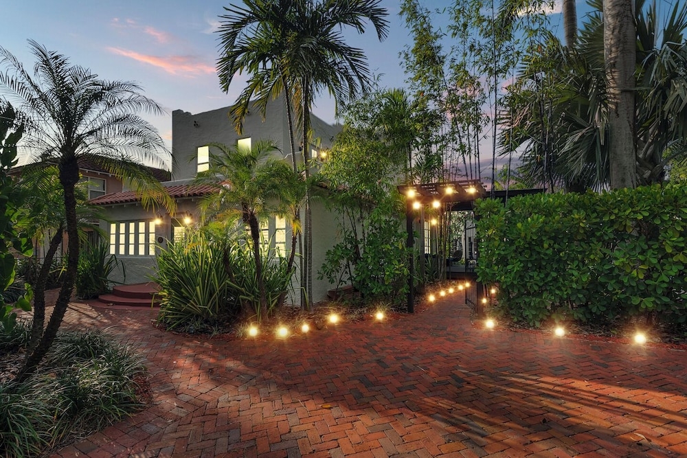 숙박 시설 정면 - 저녁/밤