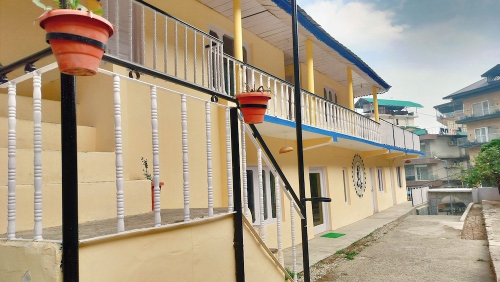 숙박 시설 정면 - 저녁/밤