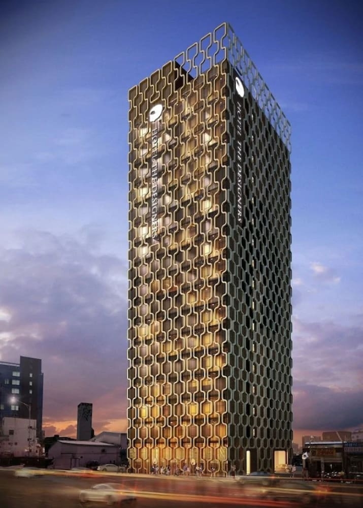 숙박 시설 정면 - 저녁/밤