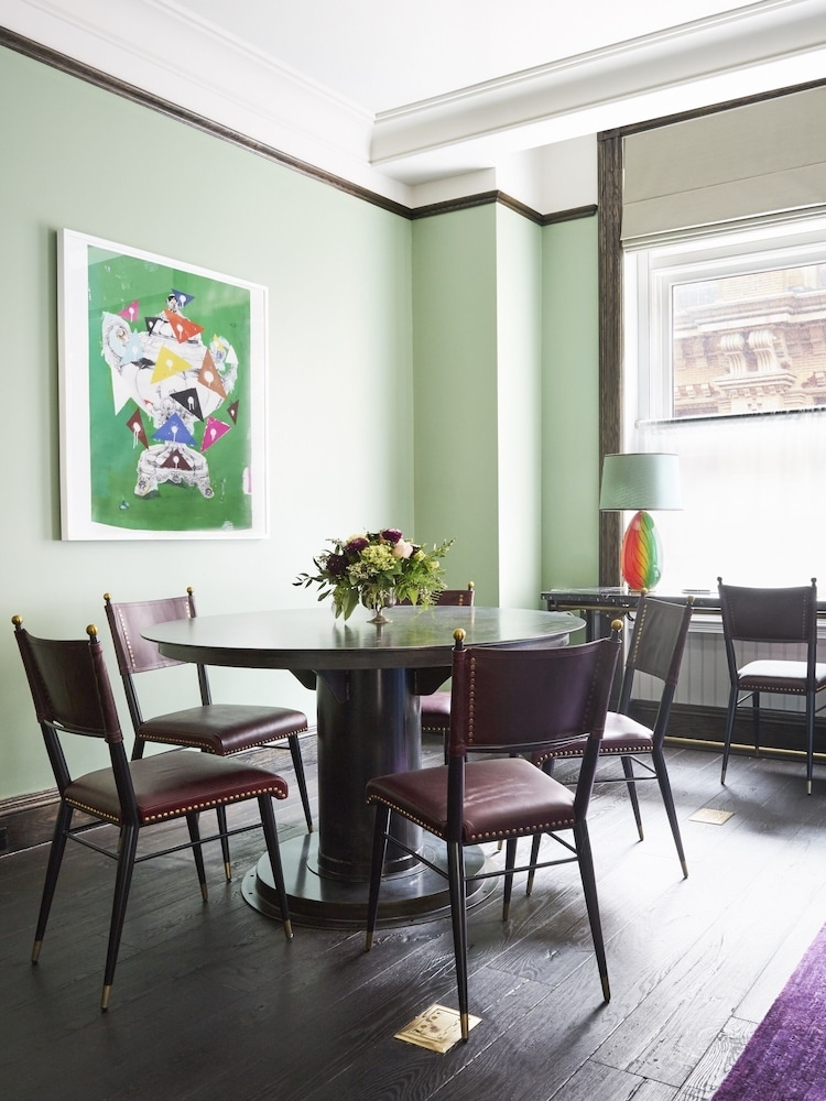 객실 내 식사 공간