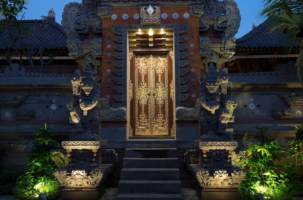 숙박 시설 정면 - 저녁/밤