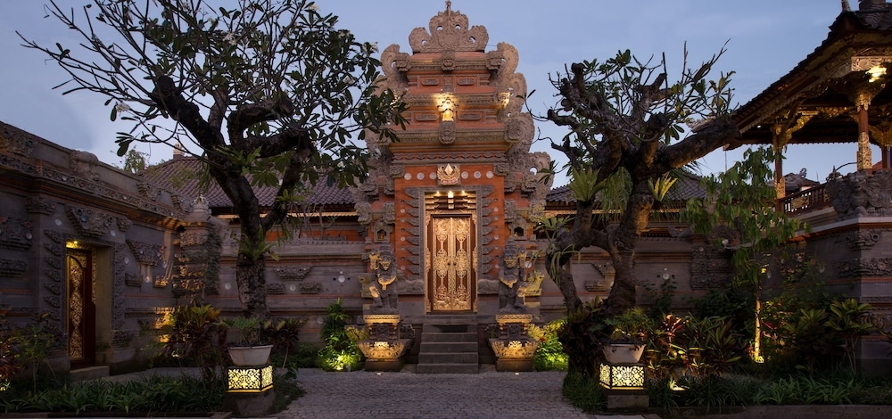 숙박 시설 정면 - 저녁/밤