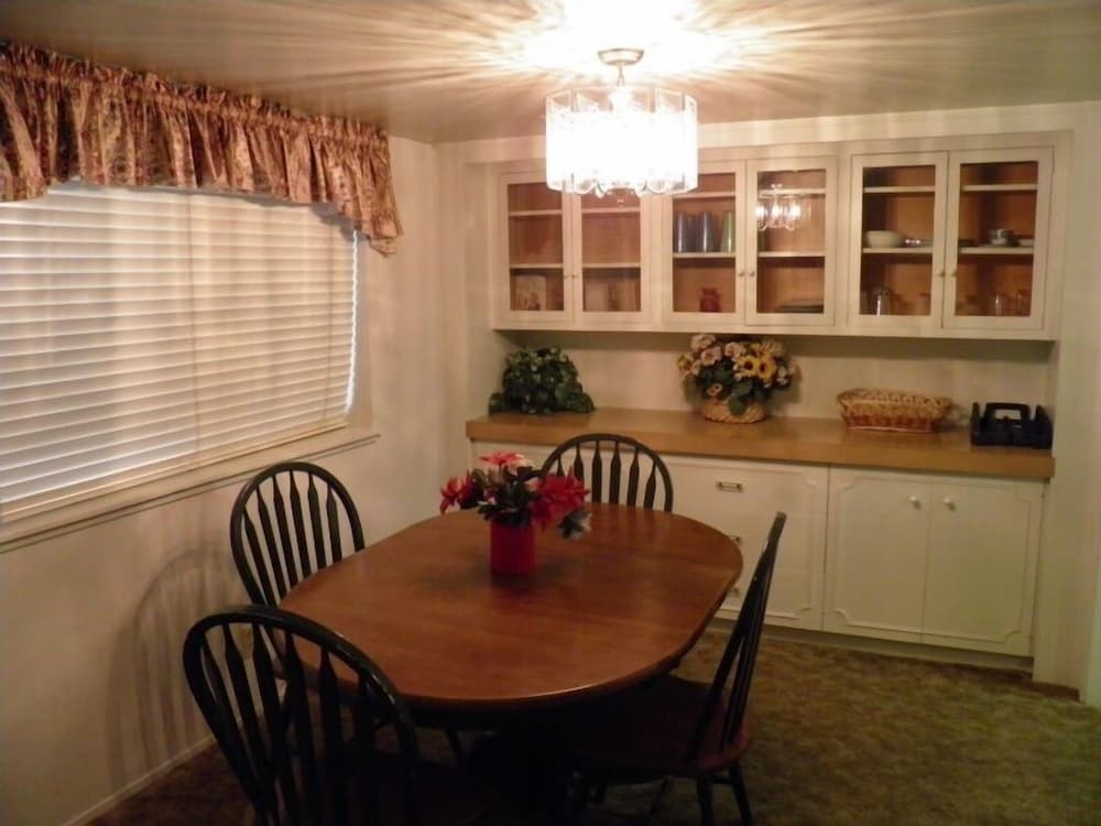 객실 내 식사 공간