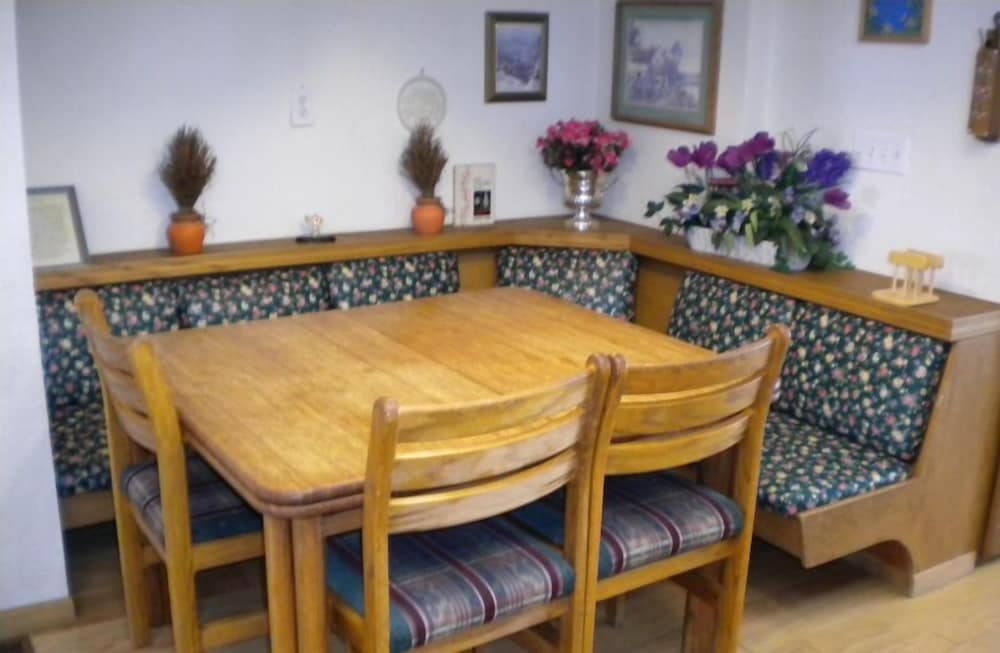 객실 내 식사 공간