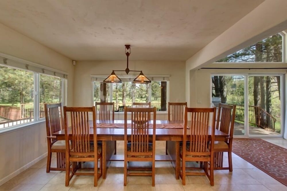 객실 내 식사 공간