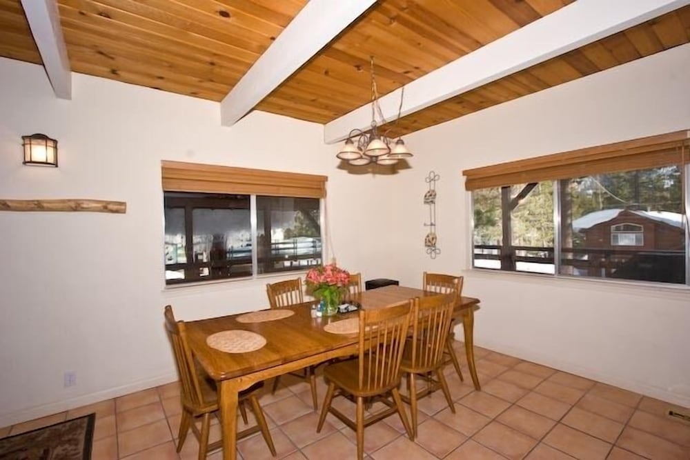 객실 내 식사 공간