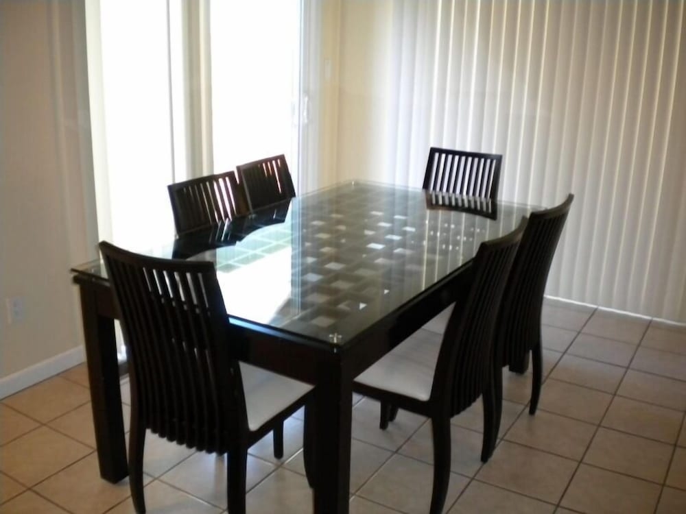 객실 내 식사 공간