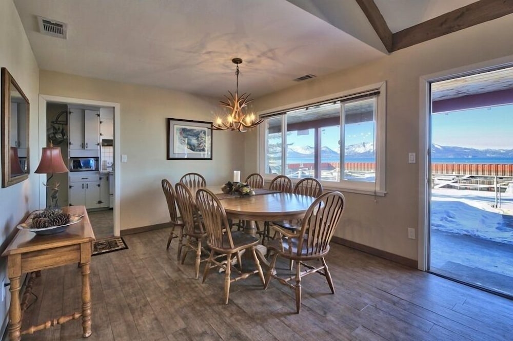 객실 내 식사 공간