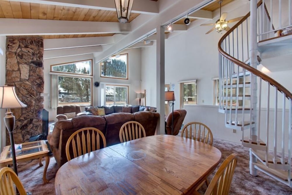 객실 내 식사 공간