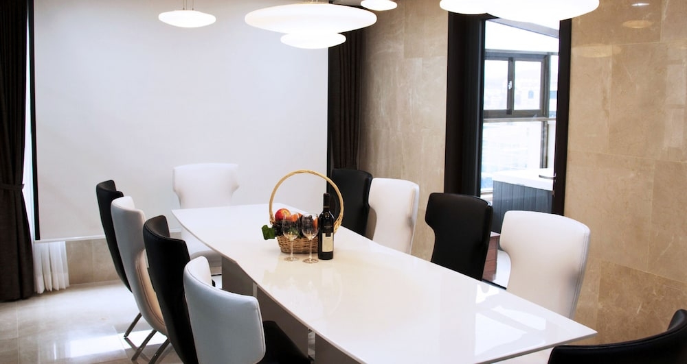 객실 내 식사 공간