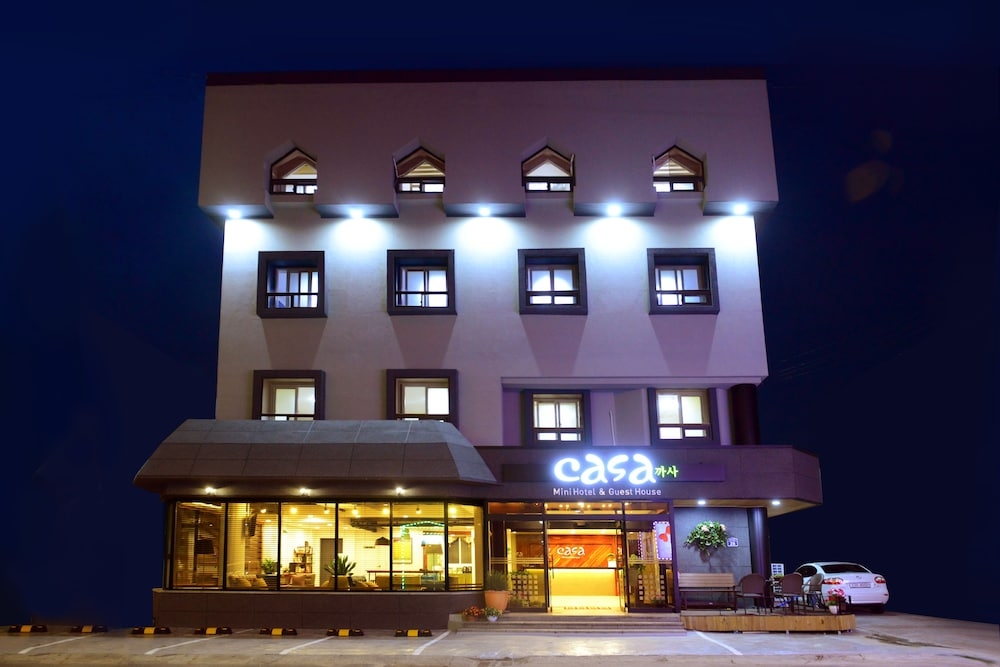 숙박 시설 정면 - 저녁/밤