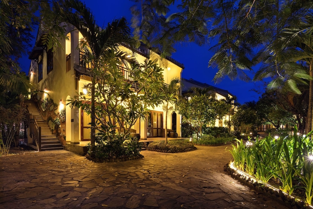 숙박 시설 정면 - 저녁/밤