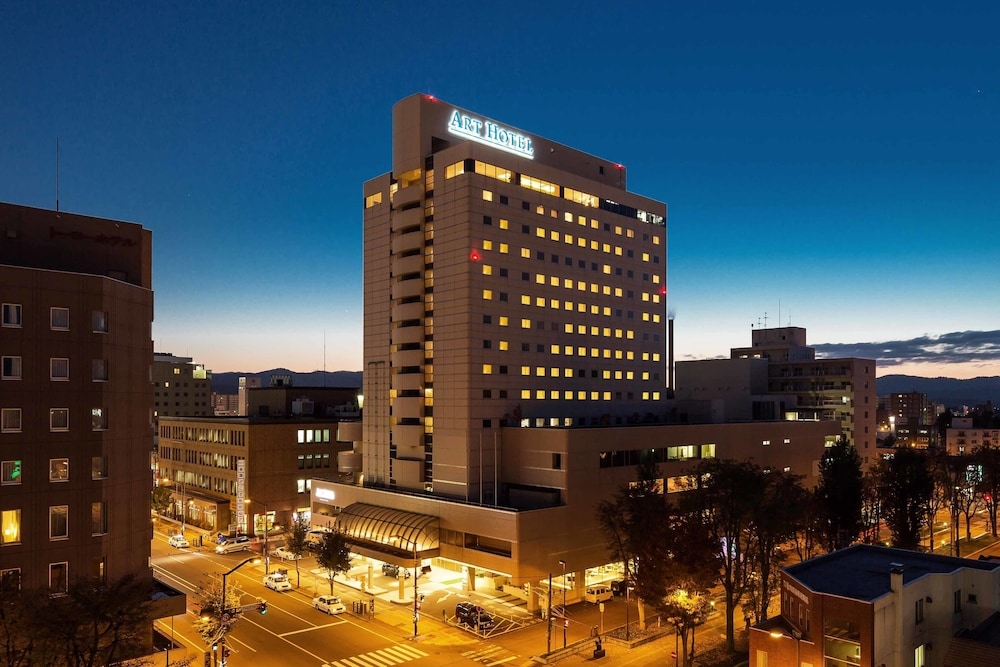 숙박 시설 정면 - 저녁/밤