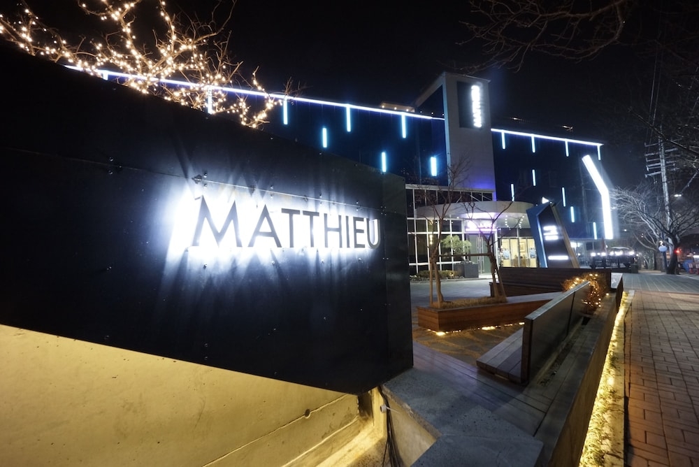 숙박 시설 정면 - 저녁/밤