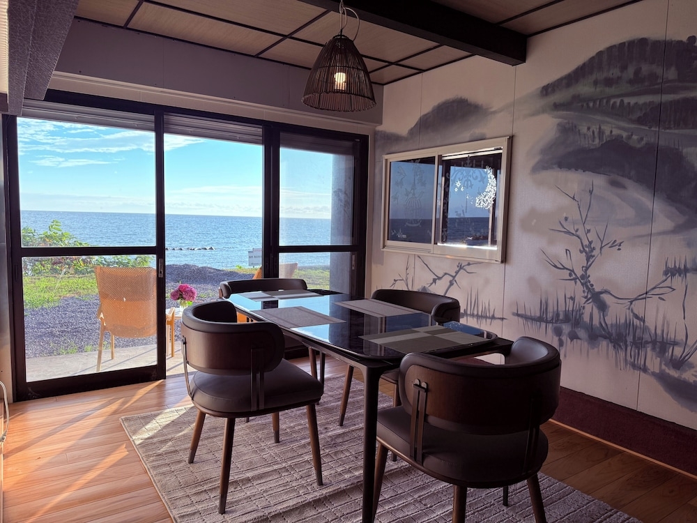 객실 내 식사 공간