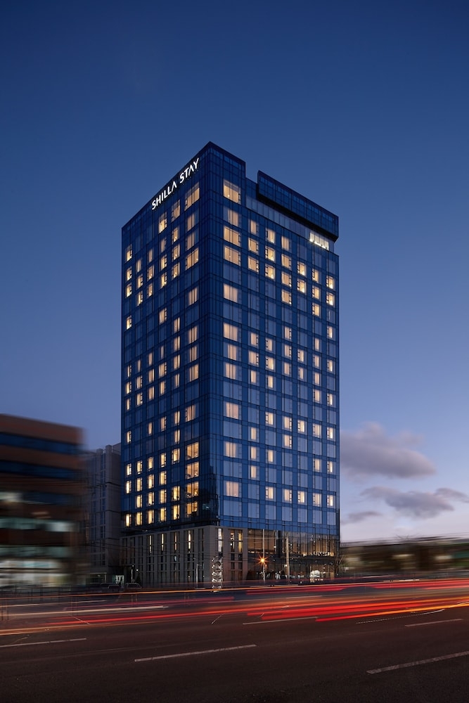 숙박 시설 정면 - 저녁/밤