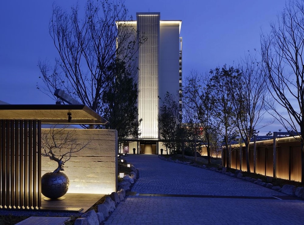 숙박 시설 정면 - 저녁/밤