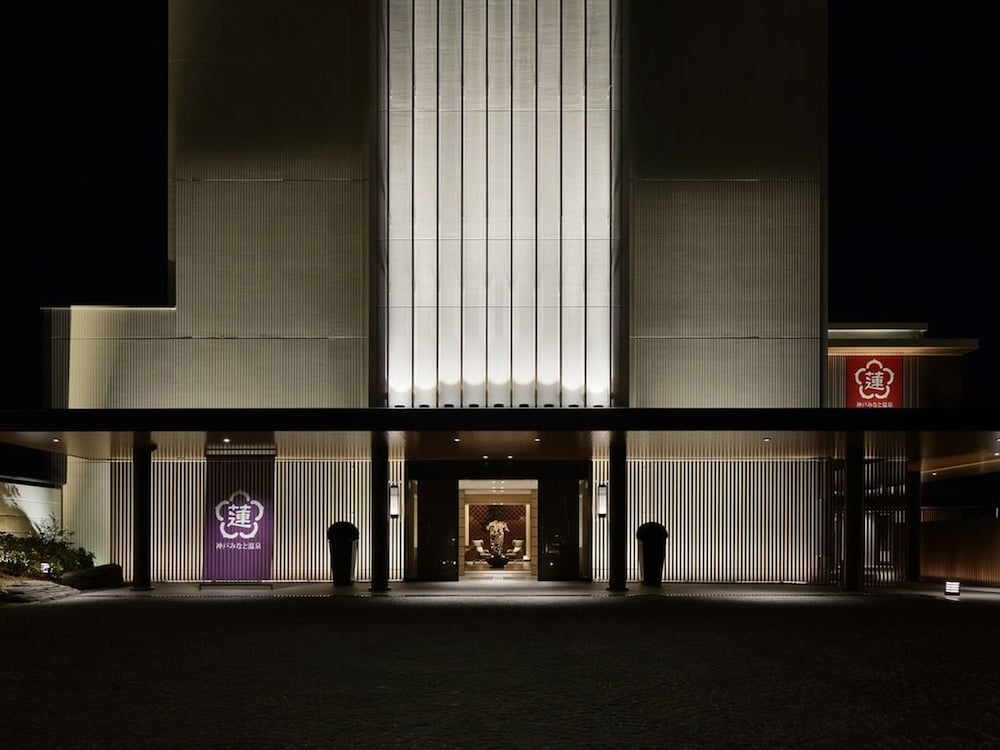 숙박 시설 정면 - 저녁/밤