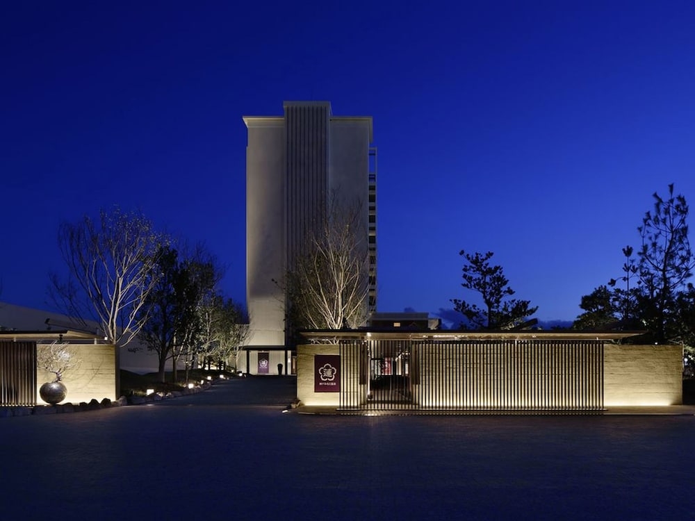 숙박 시설 정면 - 저녁/밤