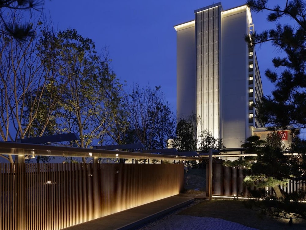 숙박 시설 정면 - 저녁/밤