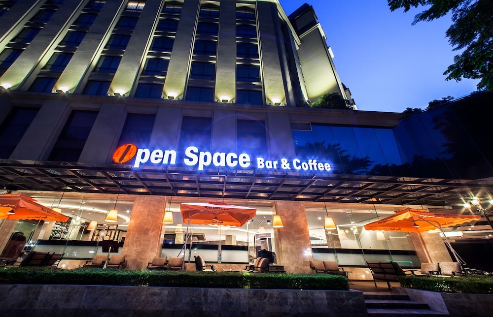 숙박 시설 정면 - 저녁/밤