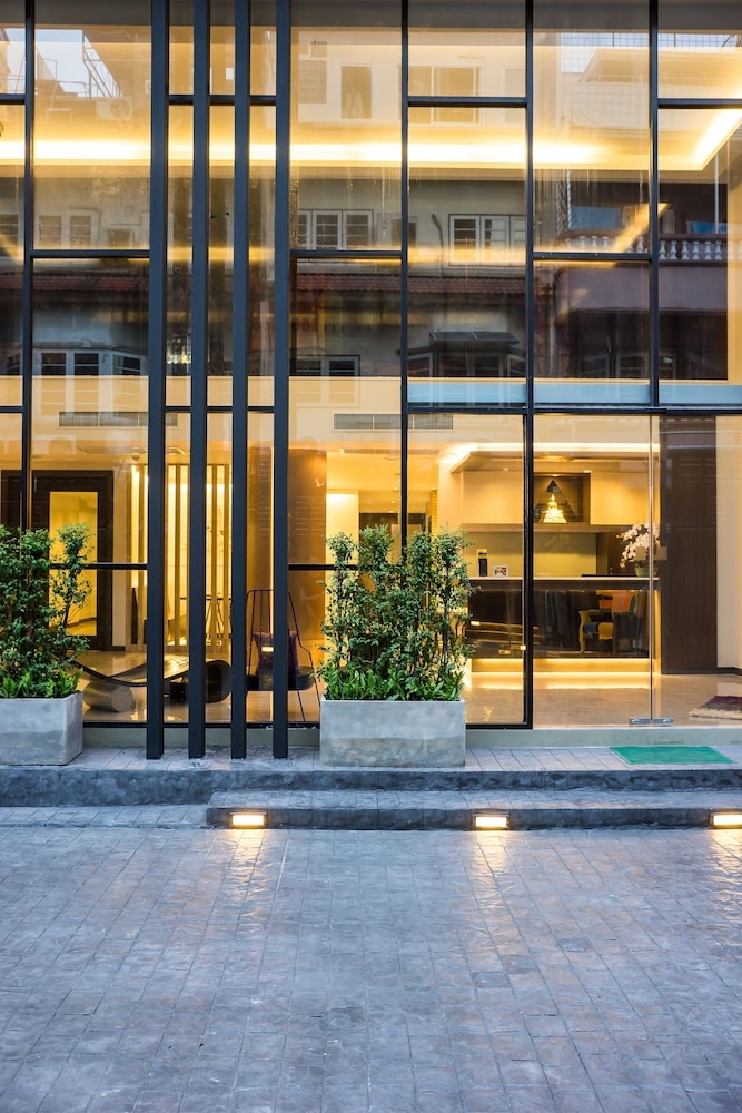 숙박 시설 정면 - 저녁/밤