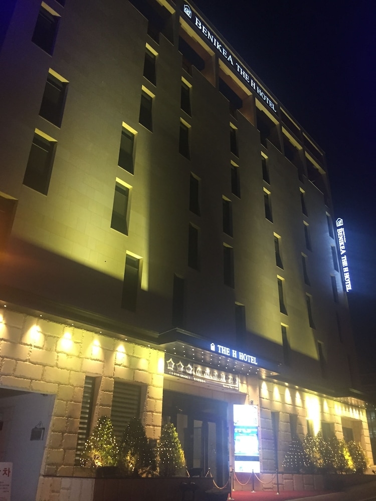 숙박 시설 정면 - 저녁/밤