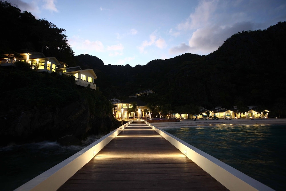 숙박 시설 정면 - 저녁/밤