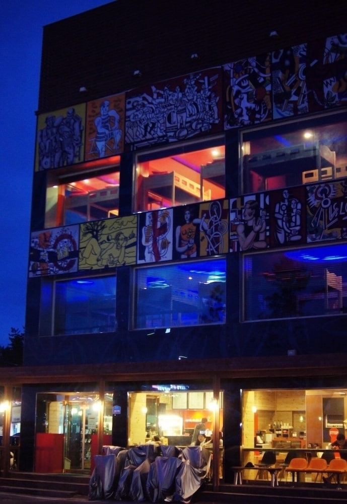 숙박 시설 정면 - 저녁/밤