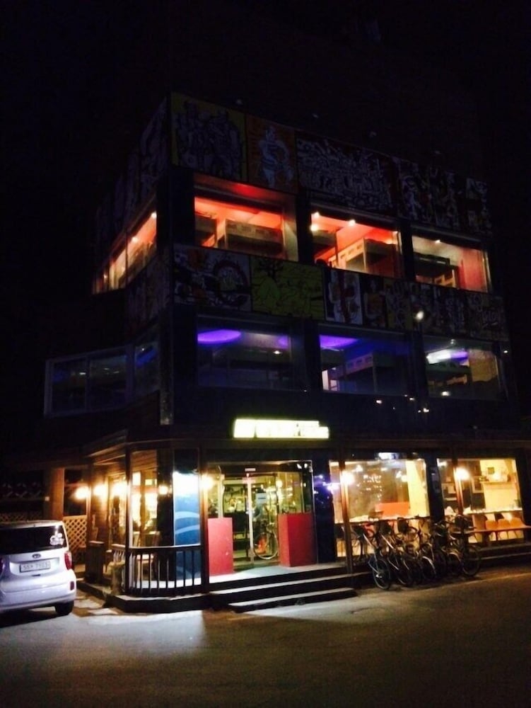 숙박 시설 정면 - 저녁/밤