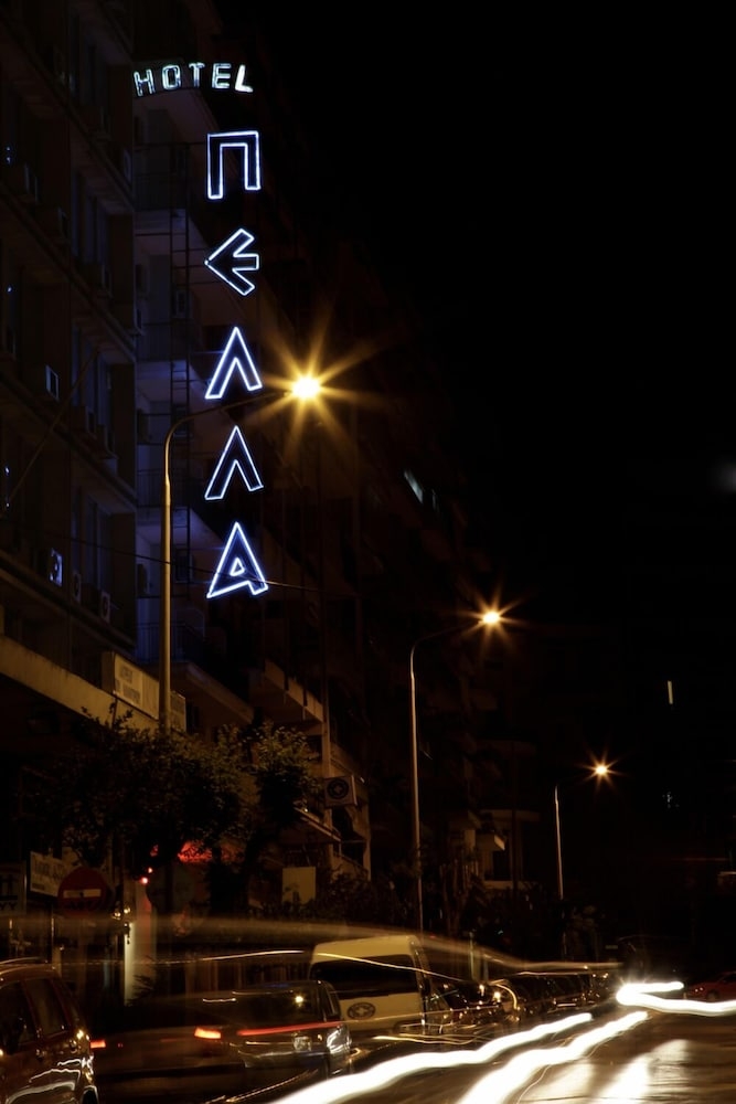 숙박 시설 정면 - 저녁/밤