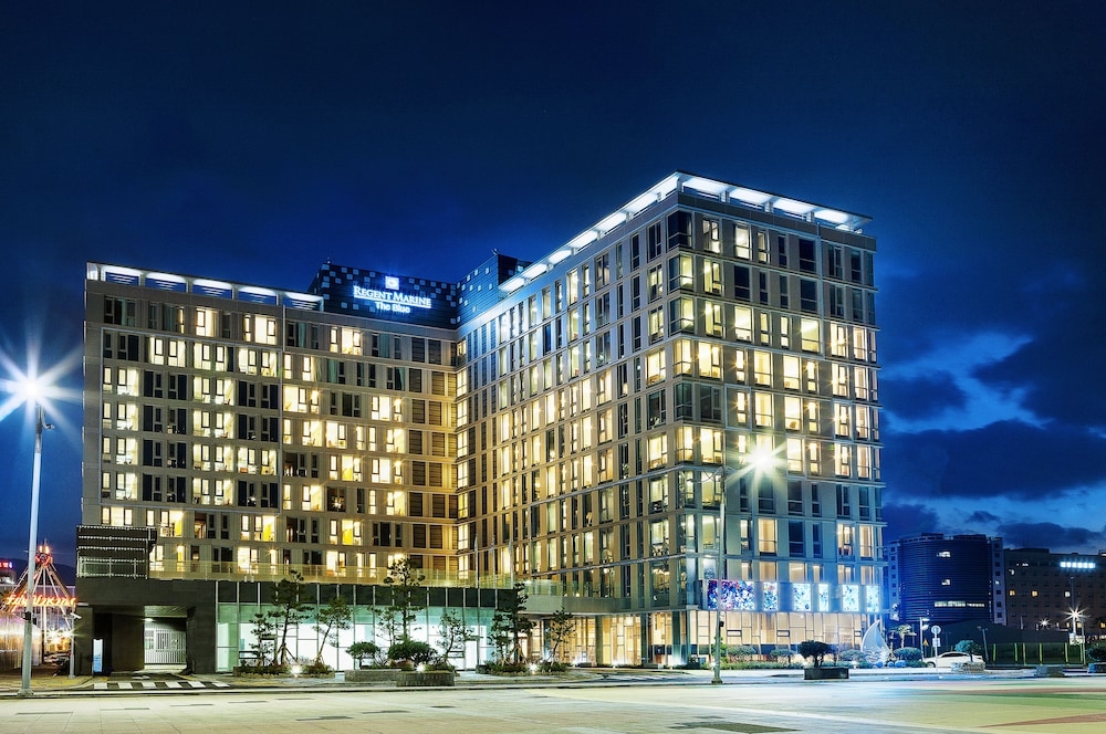 숙박 시설 정면 - 저녁/밤