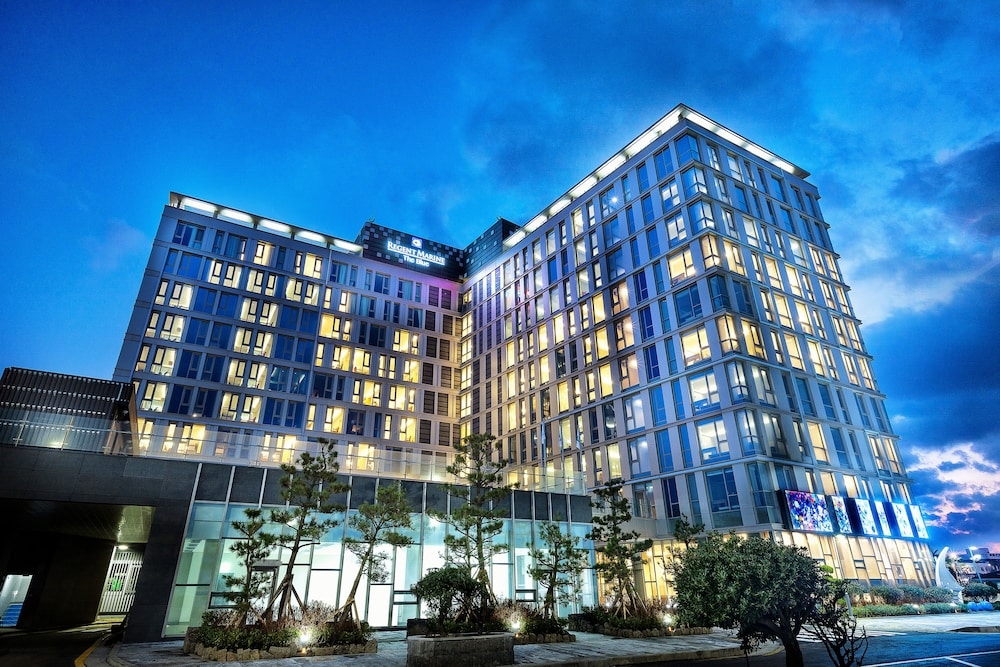 숙박 시설 정면 - 저녁/밤