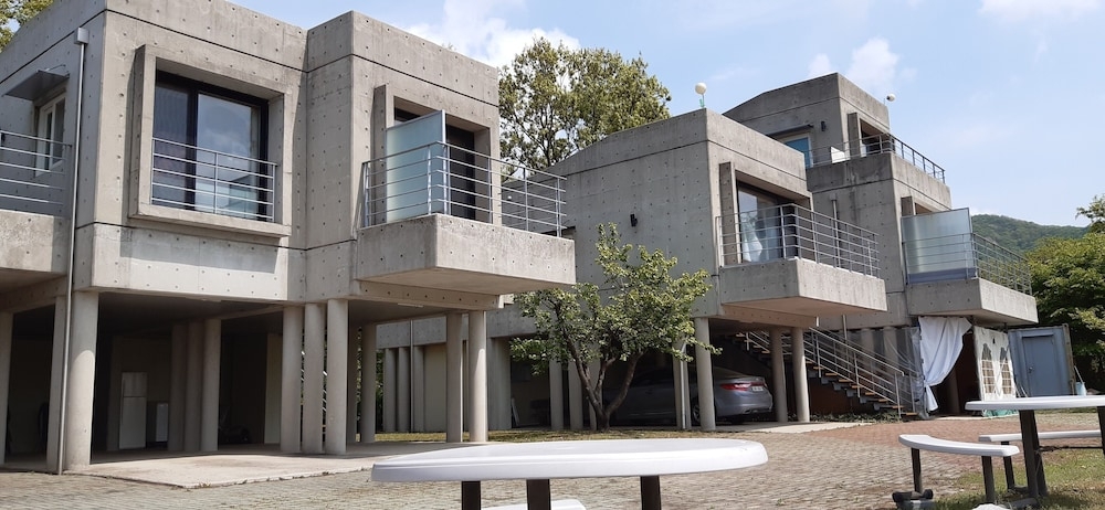 숙박 시설 정면