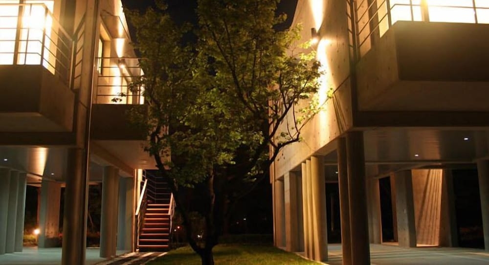 숙박 시설 정면 - 저녁/밤