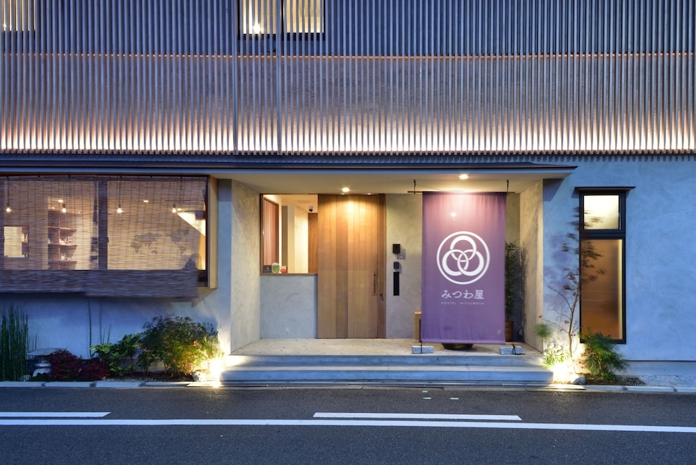 숙박 시설 정면 - 저녁/밤