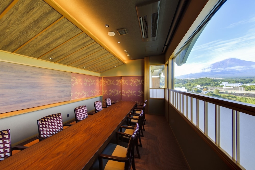 객실 내 식사 공간